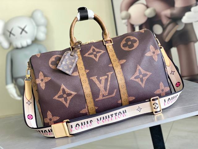 m47211新版本 本款 Keepall BandoulièRe 45 旅行袋为 Monogram Giant 涂层帆布搭配 Monogram Reverse