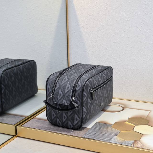 升级版本 洗漱包 迪奥灰 Cd Diamond 编号:2492 这款洗漱包融合实用功能与简约设计。采用迪奥灰Cd Diamond图案帆布精心制作，从Dior档案