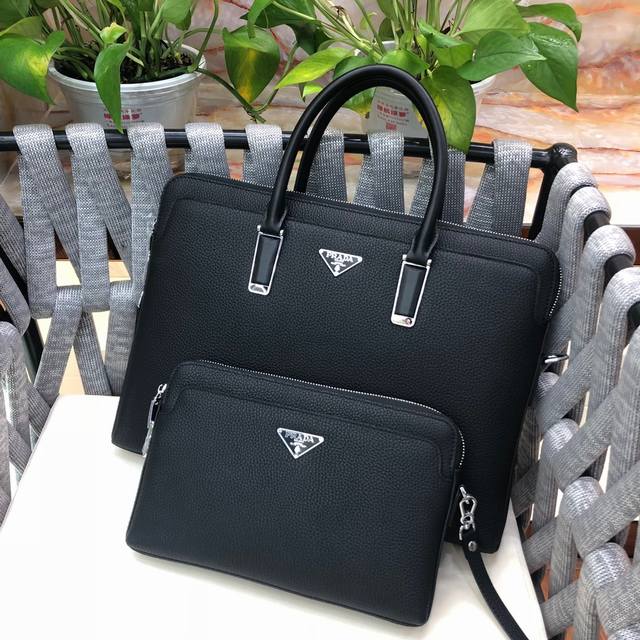 新品出货啦P家密码锁原单手提+斜跨两用公文包专柜金典款 意大利进牛皮包身立体有质感 专柜款专注简约风格包身休闲稳重 适合各种场合..立体感超强的廓形剪裁令其富有