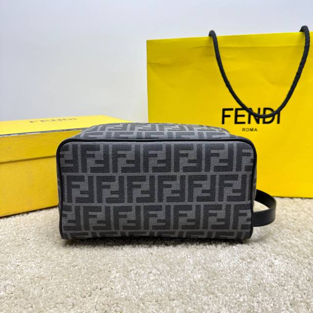 原单品质 独家正品开发，百分百头层牛皮，对版老花面料，干净整洁的做工体现了每一步的用心，经典耐看罗马纹皮真心好看，可正式可休闲的款式，能装日常的生活用品，容量真