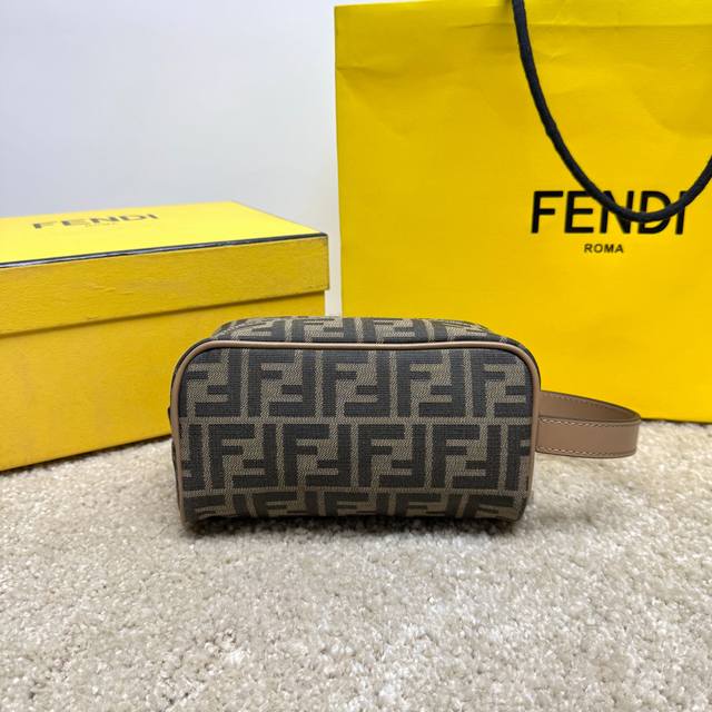 原单品质 独家正品开发,百分百头层牛皮,对版老花面料,干净整洁的做工体现了每一步的用心,经典耐看罗马纹皮真心好看,可正式可休闲的款式,能装日常的生活用品,容量真 原单品质 独家正品开发,百分百头层牛皮,对版老花面料,干净整洁的做工体现了每一步的用心,经典耐看罗马纹皮真心好看,可正式可休闲的款式,能装日常的生活用品,容量真