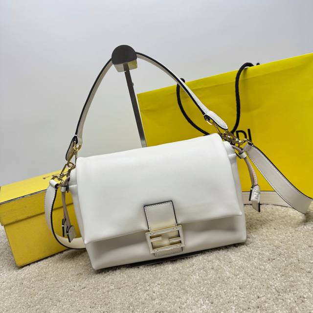中号白色 全新的Mamma Baguette来喽，法棍与福袋的双结合，全网最温柔的包包没有之一，软软糯糯的小羊皮也太细嫩了，既慵懒又高级！标志性的五金扣搭配小羊