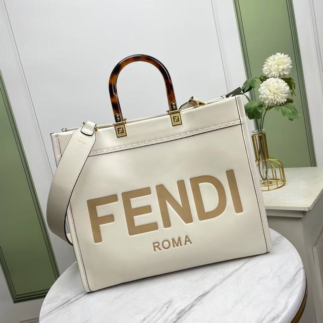 名称：Fendi 托特包 品质：顶级原单 型号：80025小号 颜色：白色 配肩带 Sunshine小号白色皮革手提袋，饰有烫印Fend1 Roma字样和硬质有
