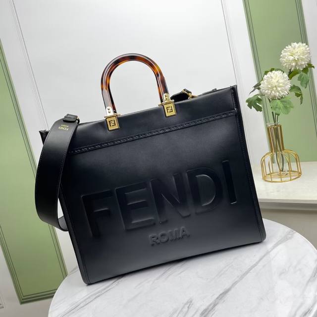 名称:Fendi 托特包 品质:顶级原单 型号:80025小号 颜色:黑色 配肩带 Sunshine小号黑色皮革手提袋,饰有烫印Fend1 Roma字样和硬质有 名称:Fendi 托特包 品质:顶级原单 型号:80025小号 颜色:黑色 配肩带 Sunshine小号黑色皮革手提袋,饰有烫印Fend1 Roma字样和硬质有