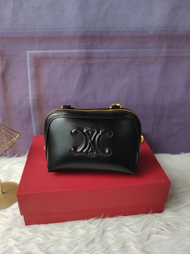 款号C10E382黑色涂层人造革，织物籿里金色金属件，斜挎和肩背，拉链开合。尺寸16Cm-11Cm 肩带长55Cm