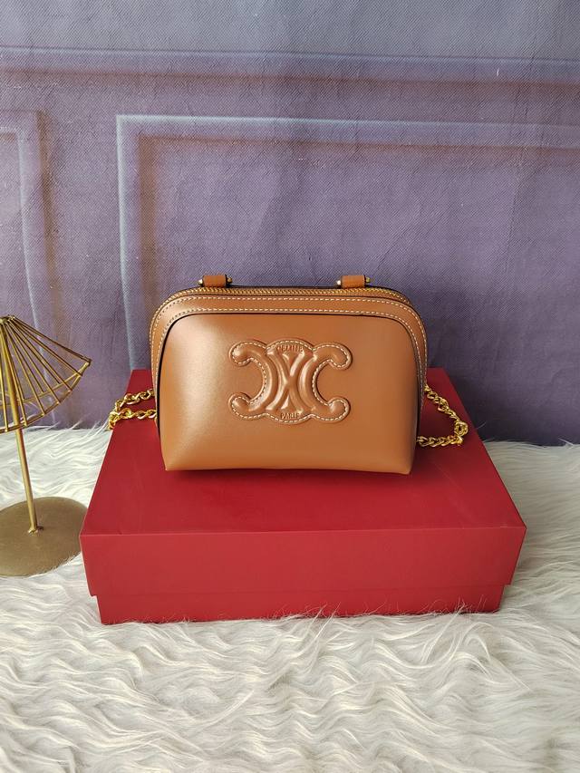 款号C10E382棕色涂层人造革，织物籿里金色金属件，斜挎和肩背，拉链开合。尺寸16Cm-11Cm 肩带长55Cm