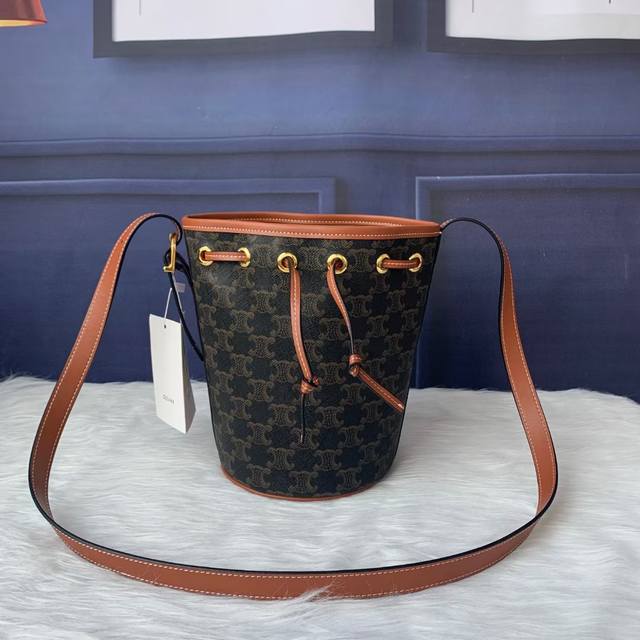 款号C9100标志印花小号抽绳包，合成革 牛皮革，斜挎和肩背，抽绳皮革带，可调节皮革肩带长 50里面 ，尺寸：14Cmx21Cmx14Cm