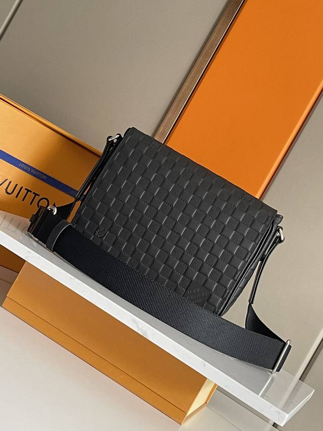 顶级原单原版开发，全钢五金本款 District 小号邮差包取材 Damier Infini 涂层帆布，搭配磁扣开合和拉链后袋，以经典格调丰富日常出行。可调节肩