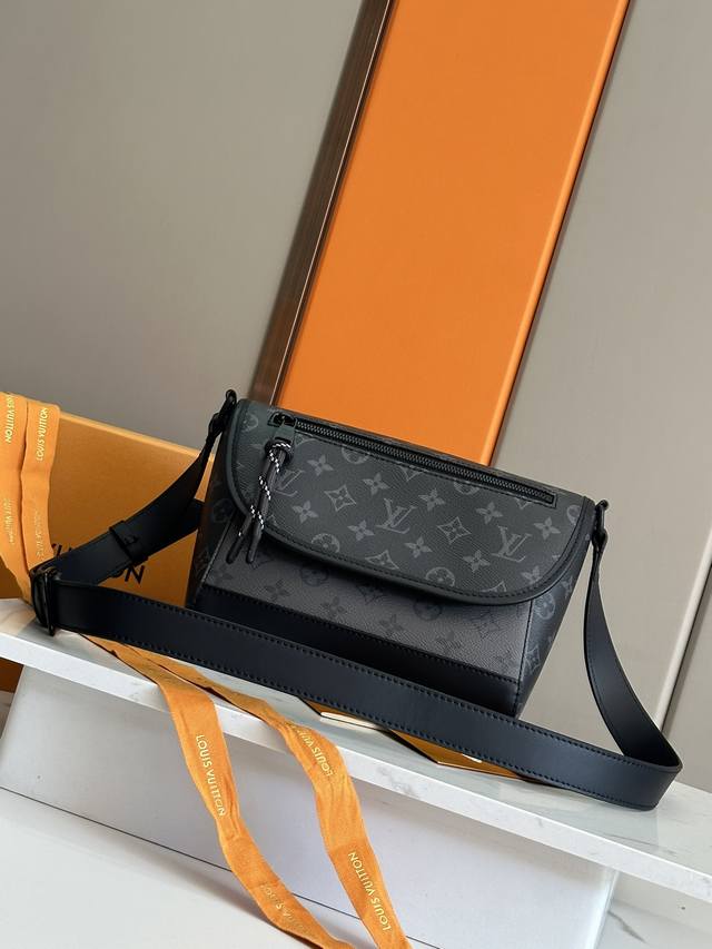 ulse 邮差包 M12681 银花 本款 Ulse 邮差包以 Monogram Eise 帆布塑造精巧构型，为翻盖上的外袋搭配线绳拉链头。磁扣开合方便取放物品