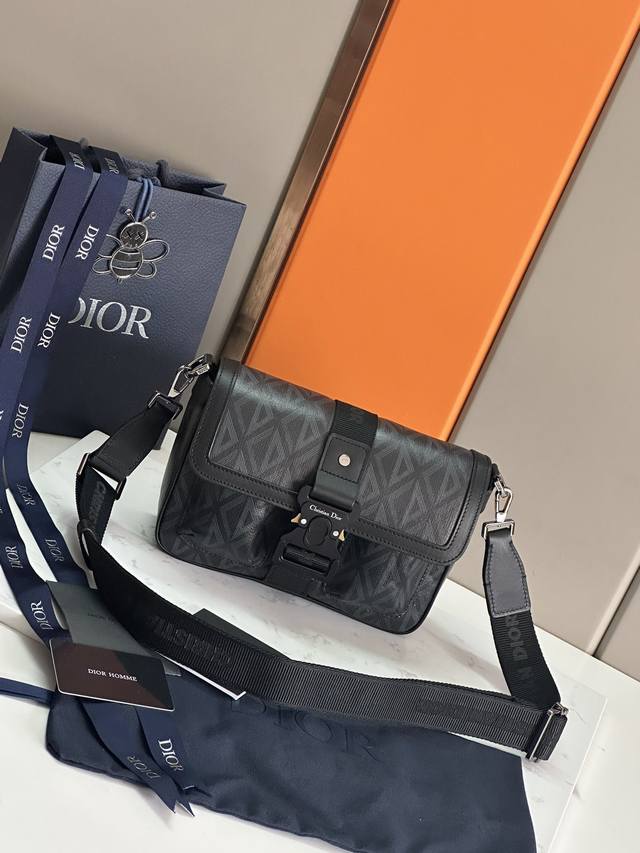 顶级原单 这款 Dior Hit The Road 手袋搭配肩带,是本季新品,将现代风格与 Dior 的高订精神融为一体。采用灰色 Cd Diamond 图案帆 顶级原单 这款 Dior Hit The Road 手袋搭配肩带,是本季新品,将现代风格与 Dior 的高订精神融为一体。采用灰色 Cd Diamond 图案帆