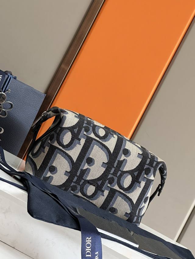 这款洗漱包是二零二四春季男装系列新品,实用优雅。采用米色和黑色超大 Oblique 印花面料精心制作,重新诠释品牌经典图案,正面饰以 Dior 标志。设有宽敞的 这款洗漱包是二零二四春季男装系列新品,实用优雅。采用米色和黑色超大 Oblique 印花面料精心制作,重新诠释品牌经典图案,正面饰以 Dior 标志。设有宽敞的