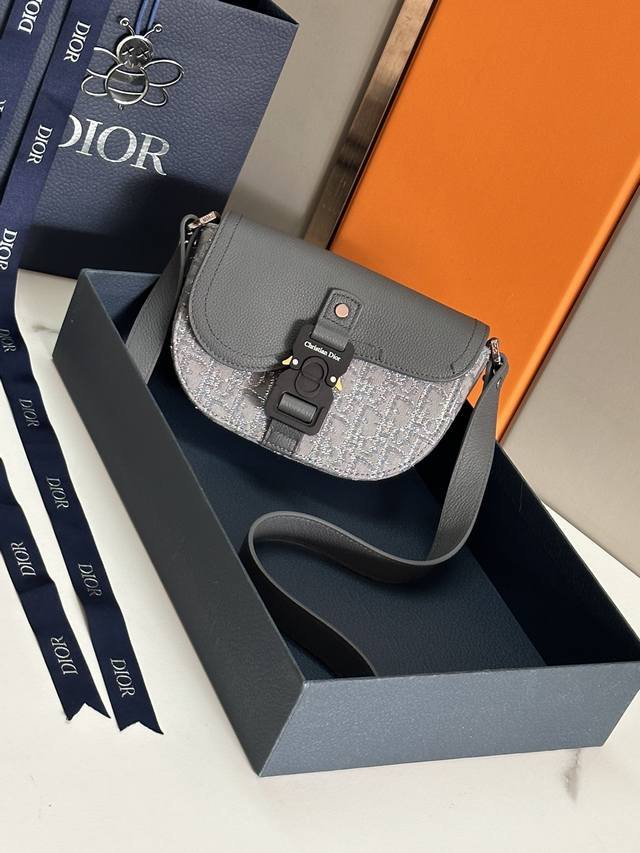 这款马鞍手拿包附有肩带,是二零二三春季男装系列推出的新款单品,采用时尚的设计,彰显精致的优雅气质,为经典的马鞍系列提升格调。采用提花面料精心制作,饰以金属光泽线 这款马鞍手拿包附有肩带,是二零二三春季男装系列推出的新款单品,采用时尚的设计,彰显精致的优雅气质,为经典的马鞍系列提升格调。采用提花面料精心制作,饰以金属光泽线