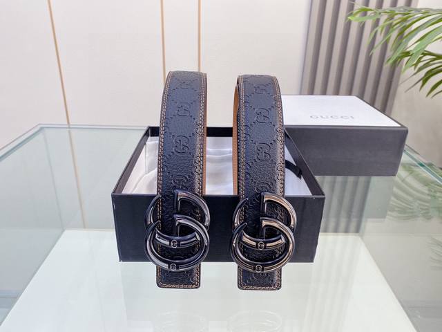 古奇Gucci扣头选用定制原版扣。初见于1970年代的Gg标识，其演化之路从未止息。借助特殊工艺将标志性图案压印在牛皮上，印花效果独特，纹路清晰稳定。宽度3.8