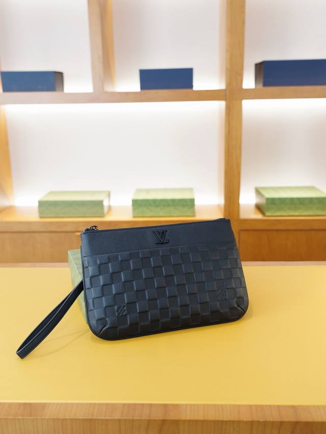 路易威登 官网同步 高版本 手拿包 全球轰抢单品 原单牛皮制作 质感超好 日常出门经典百搭 一眼万年的款式 非市面普通货 贸易公司订单货 配礼品盒包装等.. 规