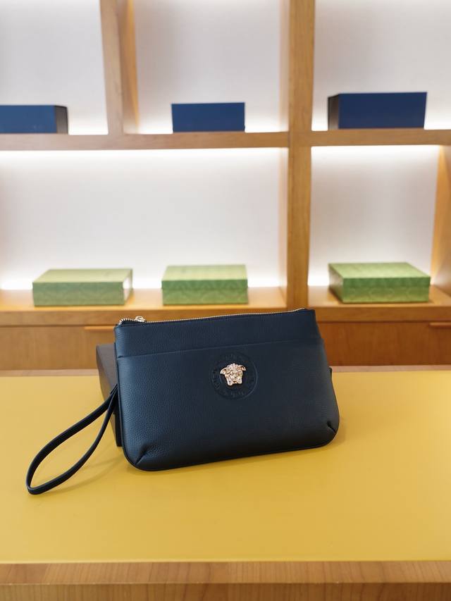 versace 范思哲 官网同步 高版本 手拿包 全球轰抢单品 原单牛皮制作 质感超好 日常出门经典百搭 一眼万年的款式 非市面普通货 贸易公司订单货 配礼品盒