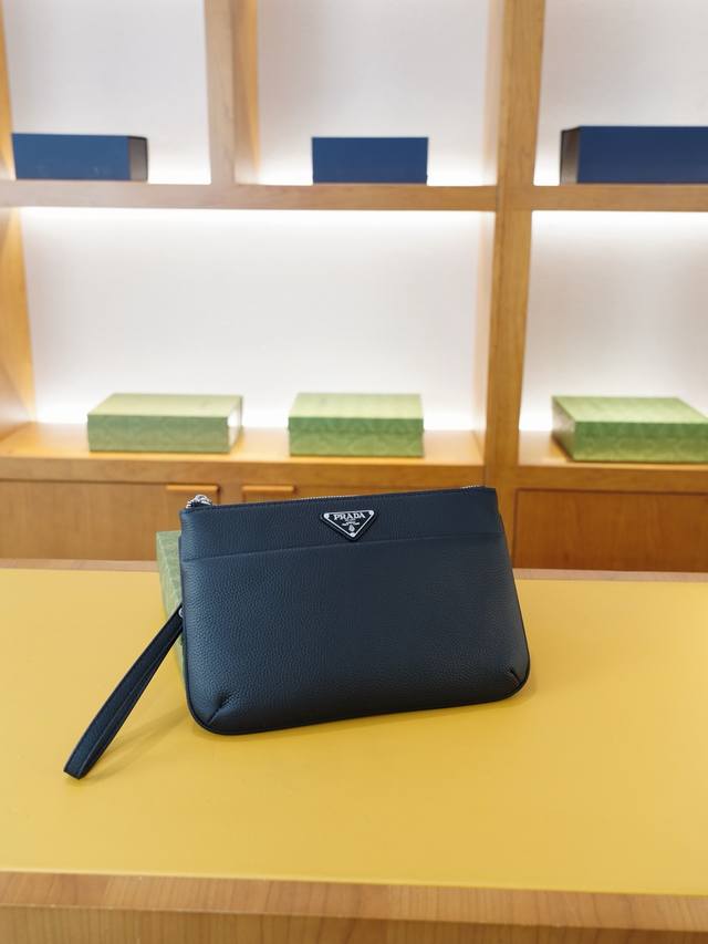 prada 普拉达 官网同步 高版本 手拿包 全球轰抢单品 原单牛皮制作 质感超好 日常出门经典百搭 一眼万年的款式 非市面普通货 贸易公司订单货 配礼品盒包装 prada 普拉达 官网同步 高版本 手拿包 全球轰抢单品 原单牛皮制作 质感超好 日常出门经典百搭 一眼万年的款式 非市面普通货 贸易公司订单货 配礼品盒包装