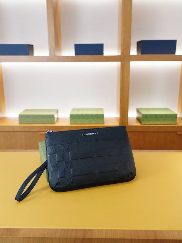 burberry 巴宝莉 官网同步 高版本 手拿包 全球轰抢单品 原单牛皮制作 质感超好 日常出门经典百搭 一眼万年的款式 非市面普通货 贸易公司订单货 配礼品