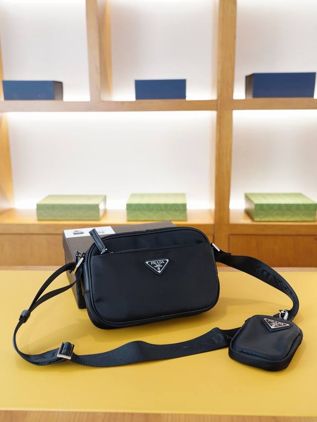 prada 普拉达 官网同步 高版本 斜挎单肩背包 永恒不过时的标志性产品 纯原单布料 顶级五金制作 非市面普通版本 贸易公司订单货 全部实拍 实用性非常高 完