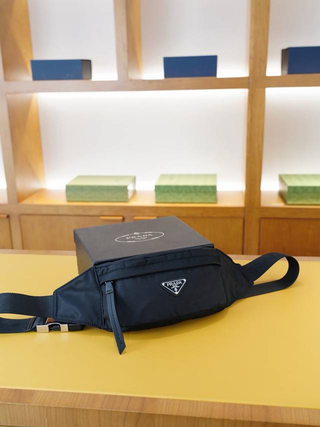 prada 普拉达 官网同步 高版本 胸包 腰包 永恒不过时的标志性产品 纯原单布料 顶级五金制作 非市面普通版本 贸易公司订单货 全部实拍 实用性非常高 完全