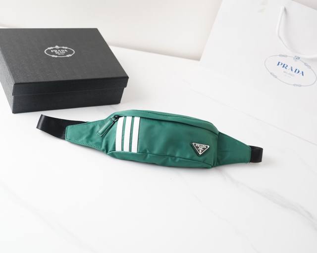 普拉达 官网同步 高版本 腰包 永恒不过时的标志性产品 非市面普通版本 今年Prada 阿迪达斯联名最爱的款式 全部实拍 实用性非常高 完全不用担心穿搭 配礼品