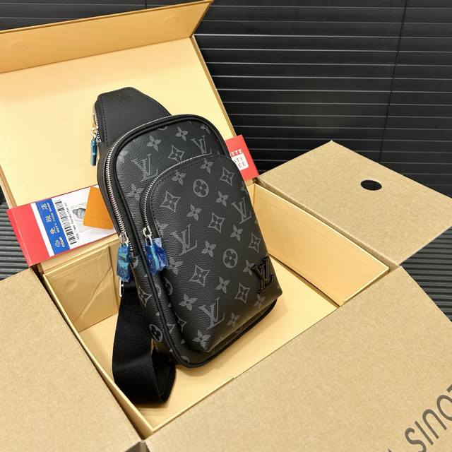 louisvuitton 路易威登 Avenue系列胸包 斜挎包 男女通用单肩包 经典百搭 实物拍摄 原厂原版面料 配送礼盒 防尘袋 30 X 18Cm。