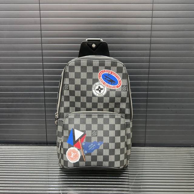 louisvuitton 路易威登 Avenue系列胸包 牛皮斜挎包 男女通用单肩包 经典百搭 实物拍摄 原厂原版面料 配送防尘袋 32 X 21 Cm。