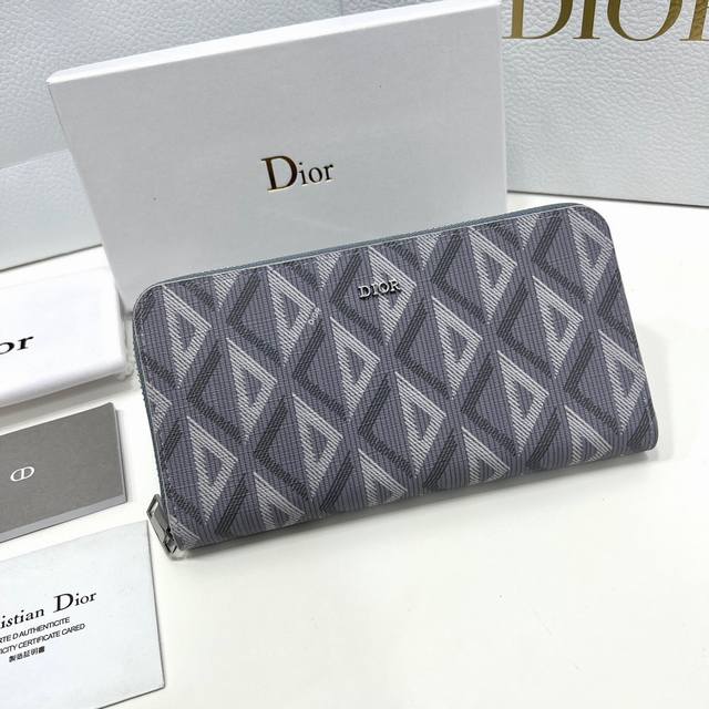 dior 0197颜色 浅蓝尺寸 19.5*10.5*3 Dior专柜最新款！Dior长款拉链钱包高档 印花正面饰有“Dior＂徽标，搭配头层牛皮，容量大双隔层