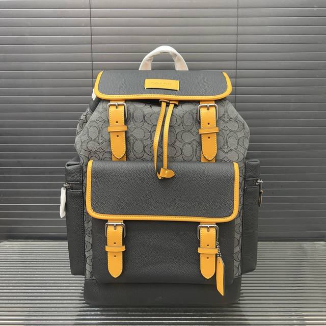 coach 蔻驰 Sprint 翻盖抽绳双肩包 男女通用背包 登山包 经典百搭 采用精湛镶嵌细工,实物拍摄 原厂原版面料 配送防尘袋 29X 44 Cm。 coach 蔻驰 Sprint 翻盖抽绳双肩包 男女通用背包 登山包 经典百搭 采用精湛镶嵌细工,实物拍摄 原厂原版面料 配送防尘袋 29X 44 Cm。