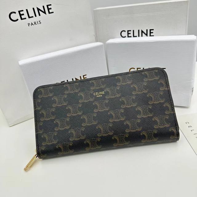 celine A14颜色 黑色印花尺寸 19*10.5*3.5 Celine 专柜同步，Triomphe Cuir大号拉链钱夹 ，经典老花配小牛皮衬里，拉链封口