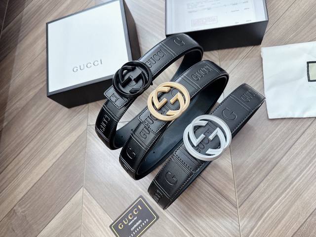 gucci 古奇新款互扣式G带扣深受品牌辉煌的70年代经典设计所影响，得以重新诠释。安放于织纹纯皮腰带之上。正品一致的吊牌全套包装 配纸袋 礼品盒 亲们下单一定