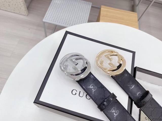 gucci 男女通用款 古奇新款互扣式G带扣深受品牌辉煌的70年代经典设计所影响，得以重新诠释。安放于织纹纯皮腰带之上。正品一致的吊牌全套包装 配纸袋 礼品盒