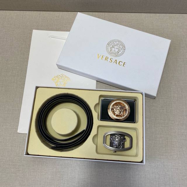 versace精品款 ☆双扣礼盒套装 含礼盒 专柜有售 范思哲专柜在售正品 此款采用头层牛皮制作 走线油边细致 正品开模 搭配广州原版扣经久耐用、3.5Cm规格