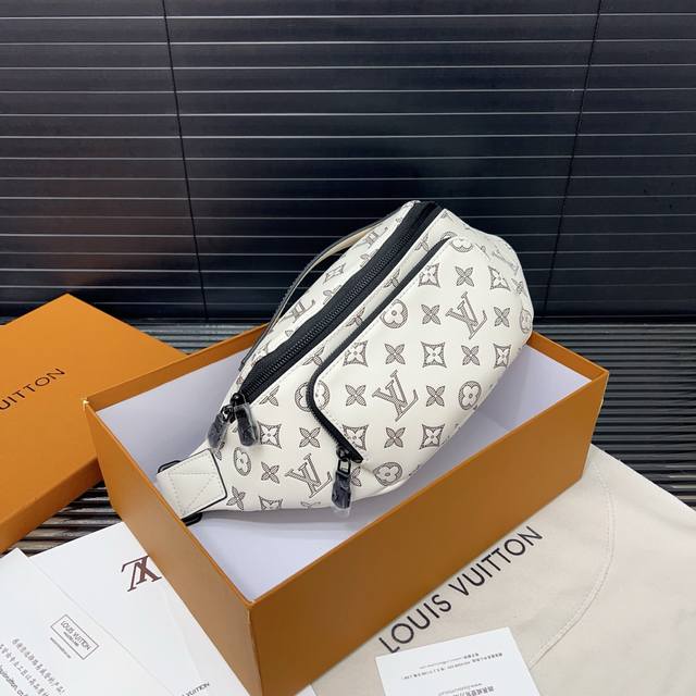 louisvuitton 路易威登 原版压花 Bumbag Rush腰包 斜挎胸包 实物拍摄 附带防尘袋 礼盒 规格 30 X 15Cm
