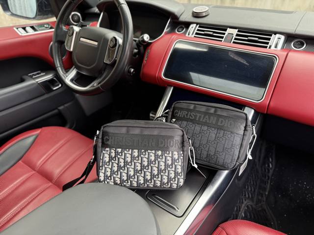 高端货 新款 “ Dior ”迪奥单肩包 迪奥邮差包 可调节肩带拉链开合 防泼水面料 邮差包单肩斜挎包 男款 黑色 进口配牛皮面料Retro 老花Logo 皮革