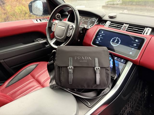 高端货 最新款 “ Prada ”普拉达单肩包普拉达邮差包斜挎包 字母Logo徽标可调节肩带Saffiano皮革邮差包单肩斜挎包 男款 黑色 尼龙和Saffia