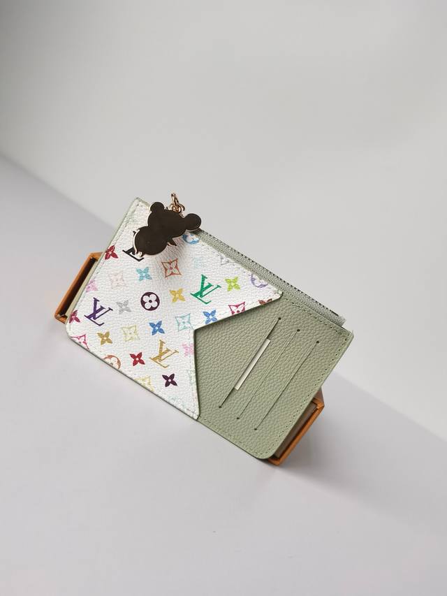 颜色 玫红 绿 兰尺寸 12X8X0.8型号 13800 本款 Romy 卡夹出自路易威登 X 村上隆跨界合作系列，为 Monogram Empreinte 皮