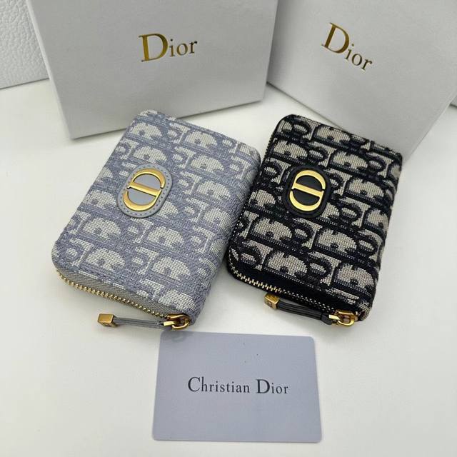 d07颜色 宝蓝 灰色尺寸 12*8.5 Dior 专柜最新款出货！Dior Oblique提花帆布钱包，点缀蓝色小母牛皮细节，复古金色金属配饰！