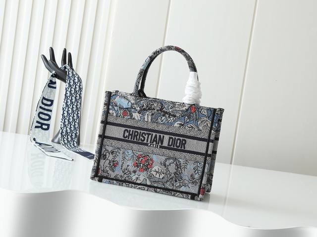 独家实物拍摄 小 原单 Dior Book Tote 托特 深蓝D小26Cm 这款 Book Tote手袋由女装创意总监玛丽亚 嘉茜娅 蔻丽 Maria Gra