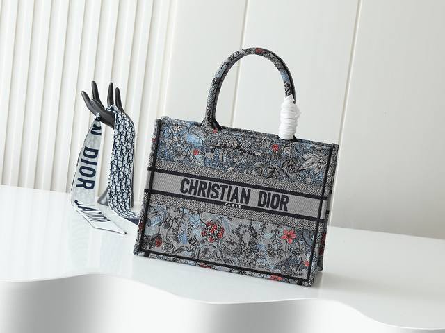 独家实物拍摄 中 原单 Dior Book Tote 托特 深蓝D中36Cm 这款 Book Tote手袋由女装创意总监玛丽亚 嘉茜娅 蔻丽 Maria Gra