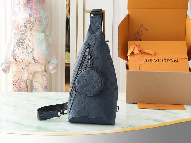 顶级原单 独家实拍 M24467深蓝 全皮压花胸包 Duo 单肩包 本款 Duo 单肩包以柔软牛皮革塑造贴身构型，成就传统双肩包之外的实用之选。拉链侧袋可收纳智