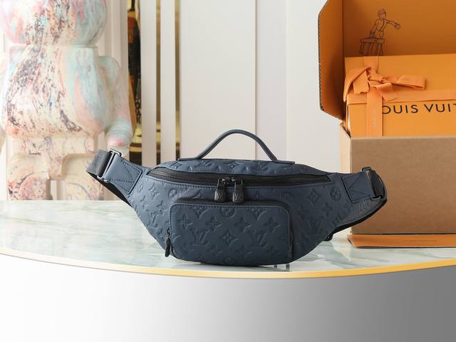 顶级原单 独家实拍 M14784深蓝 全皮压花胸包腰包 Rush 腰包 本款 Rush 腰包为 Monogram Shadow 压纹牛皮革融入哑光质感，再借俊朗
