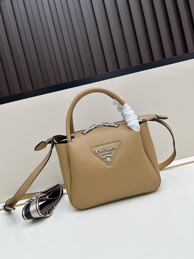 专柜高品质-对版专柜头层粗荔枝纹 最新款双肩带双肩带小号这款双肩带采用进口粗荔枝纹牛皮，配有两条可交换可调节长肩带设计。织物织带和牛皮搭配，太完美，不同场合不同