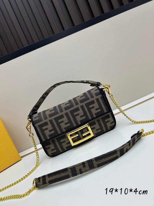 配盒小号 F E N D 1 最新 Baguette Ff Logo 老花刺绣系列#It’S Not A Bag，It’S Baguette 19X10X4Cm