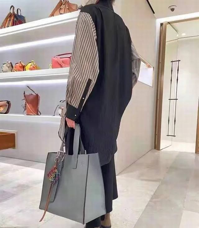 loewe Buckle Tote 不带拉链 荔枝纹深灰手袋 男仕灰色托特包，型號3050 宽大的容量和纤细的轮廓。扁平和不对称的双顶部手柄，饰有标志性的弧形开