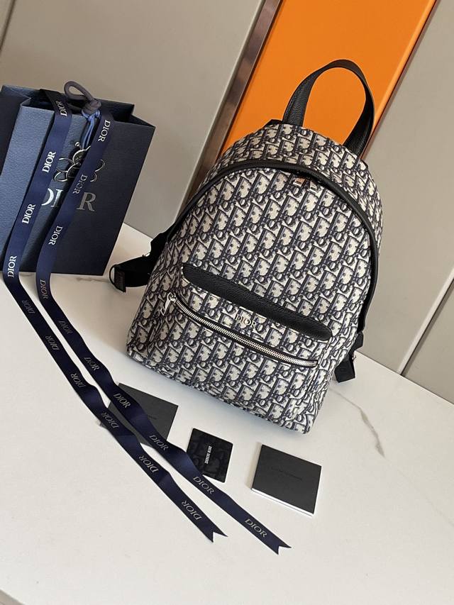 顶级原单品质 Dio.R Oblique 双肩背包# 这是一款可以当情侣款的Dio.R Oblique双肩背包 在老花的基础上还有金属材质的小Logo，软萌软萌