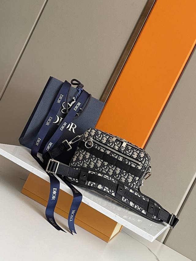 首批出La Dior. Homme老花相机包 标志性经典元素Oblique老花帆布系列，相机包真的是一款特别的存在满满的时代感，大大的Logo设计随意又摩登，谁