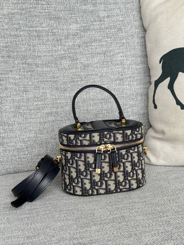 化妆盒子 超大 压花 高级内涵 椭圆包型 多了复古调调 独家定制高品质的对版老花料 时髦有调性 兼具正式场合和日常生活 尺寸 16*11*9.5Cm 编号：92