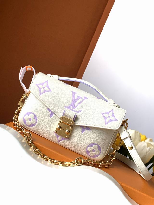 动态变码芯片 Pochette MéTis East West 手袋 特级加强版 型号： M23940 皮料： 是意大利A级皮料 五金： 采用进口A级全钢五金