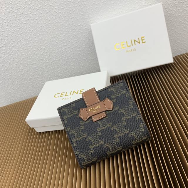 celine 赛琳 小号标志印花羊皮革饰带钱包Triomphe人造革，羊皮革包边牛皮革衬里金色金属件按扣束带开合1个带按扣折叠零钱袋5个信用卡槽1个纸币袋1个扁