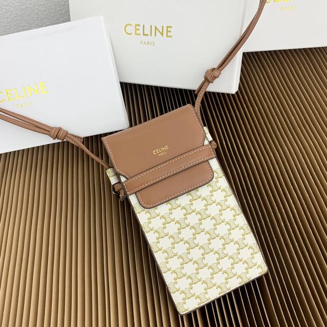 celine 标志印花羊皮革翻盖手机包黄褐色4 X 7英寸 10 X 18厘米 人造革 羊皮革衬里 牛皮革金色金属件斜挎和肩背翻盖开合1个主隔层2个卡槽可调